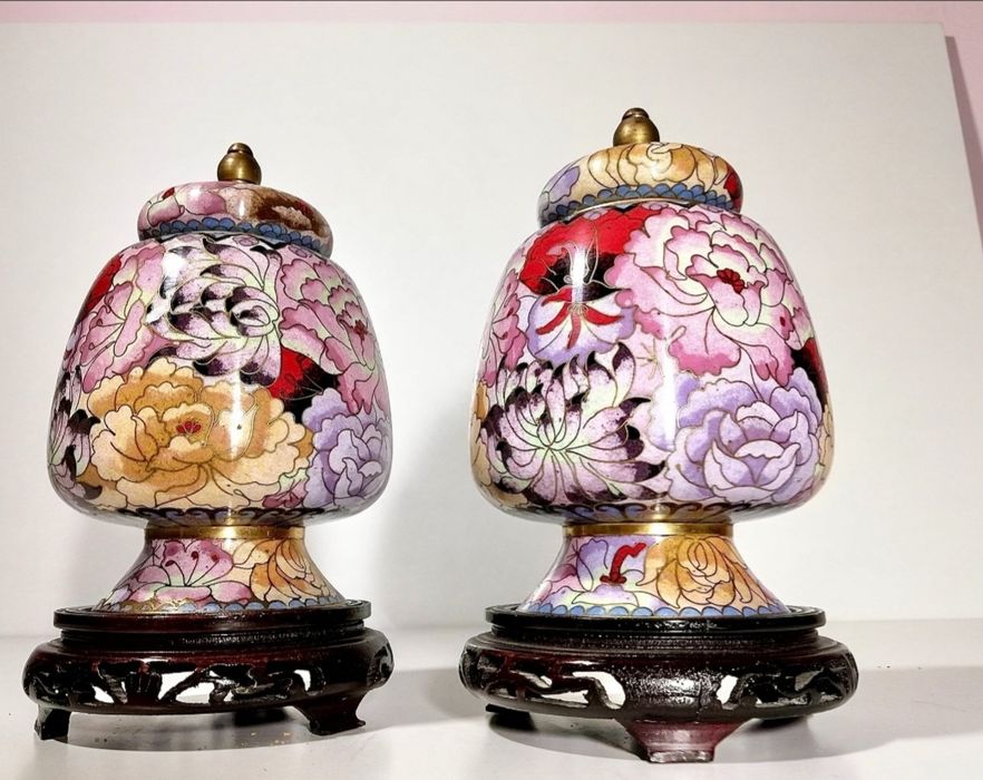 Вази (2) - Месинг, емайл от клоазон, Дърво - Китай - Втората половина