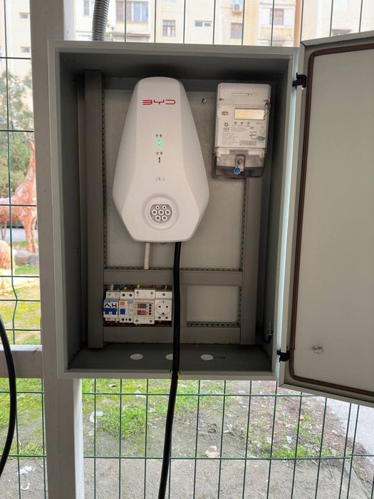 Электрик. Установка зарядные блок и станции для электромобили. Монтаж