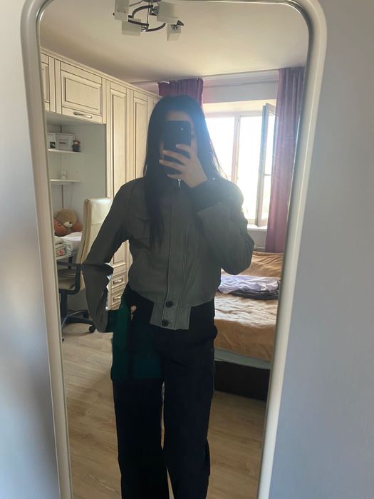 Продам женскую натуральную  кожаную куртку. Можно перешить при желании