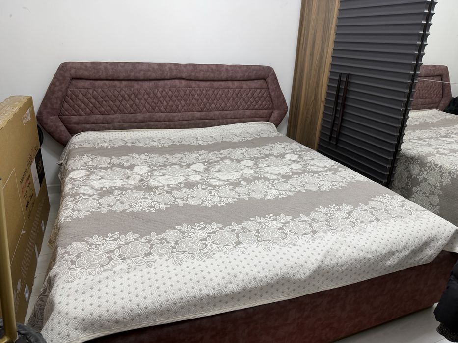 Кровать с матрасом