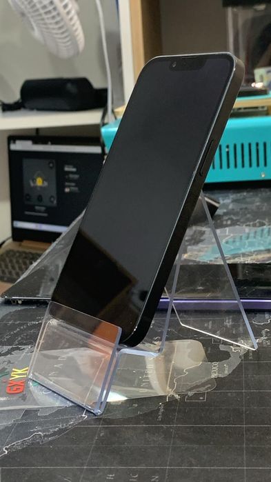 Продам Айфон 13 с документами коробкой