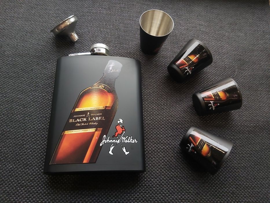 Подаръчен комплект манерка и чаши Johnnie Walker