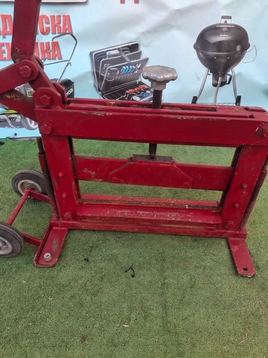 Гилотина за рязане на павета и плочки