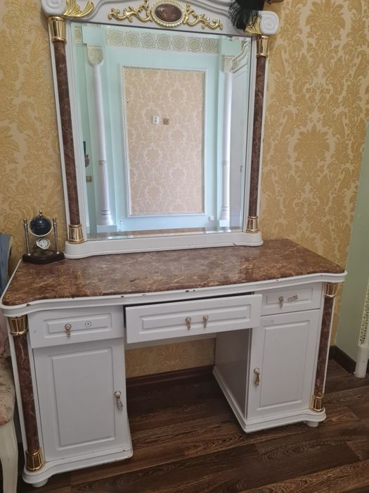 Продам спальный гарнитур