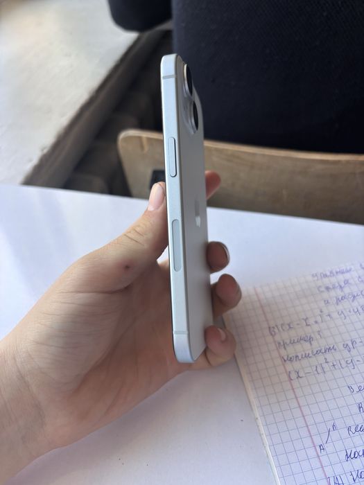 Айфон 15 в голубом цвете