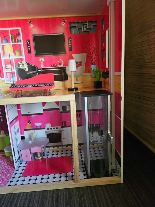 Дървена къща за кукли с обзавеждане и асансьор