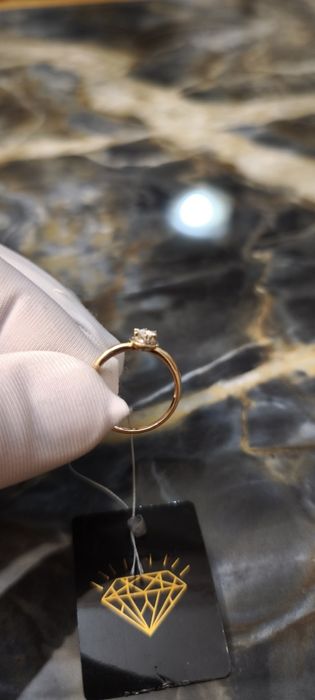 Золотое кольцо с природным бриллиантом