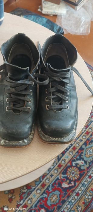 срочно продам лыжиСССР с ботинками...