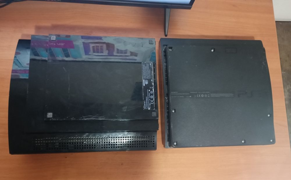Ps3 fat, ps3 slim със 2 джойстика и около 20 игри към тях