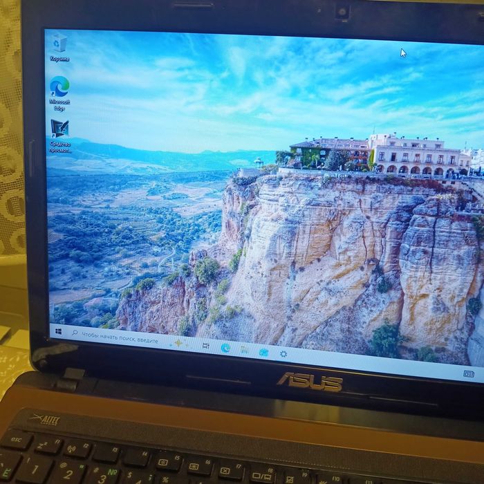 Ноутбук ASUS в хорошем состоянии