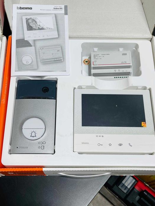 Kit interfon BTICINO 363911, camera video 300 x13e și linie 3000 badge