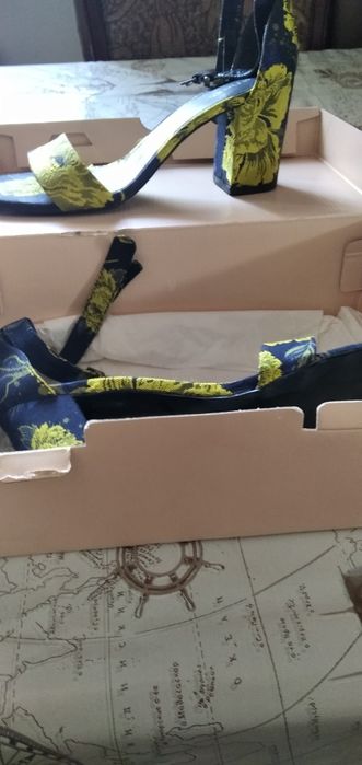 Женские босоножки