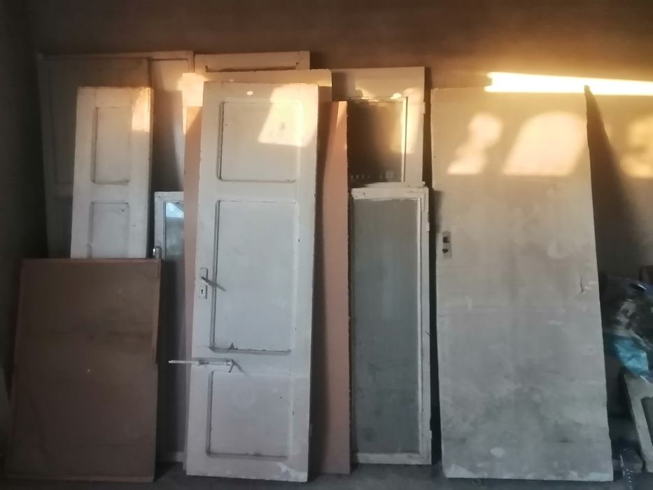 Eski taxta eshik va oynalar bor