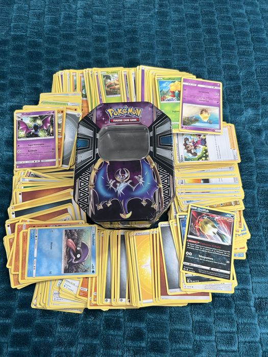 Lot Masiv Pokémon: Peste 550Cărți + 19 Ultra Rare GX/VMAX + Cutie Metalică
