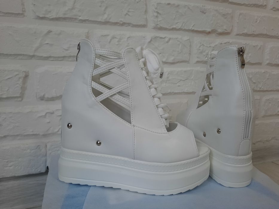 Новые босоножки.