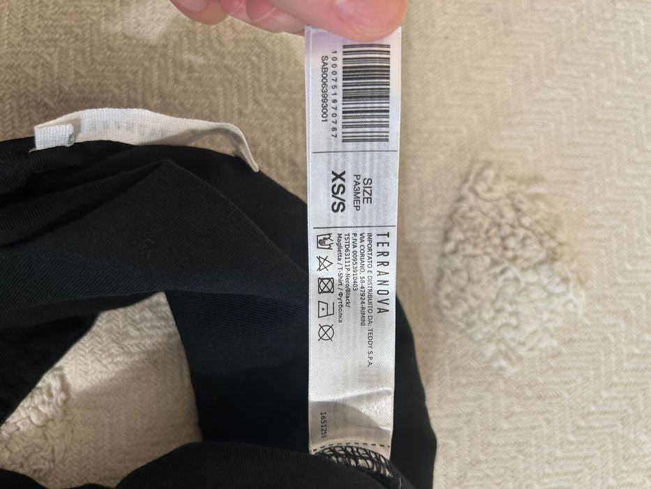 Черна тениска с гол гръб