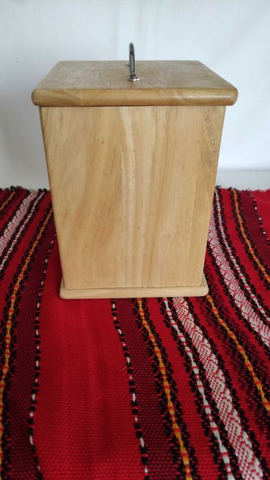 Кутия за захар или друго от масивно дърво