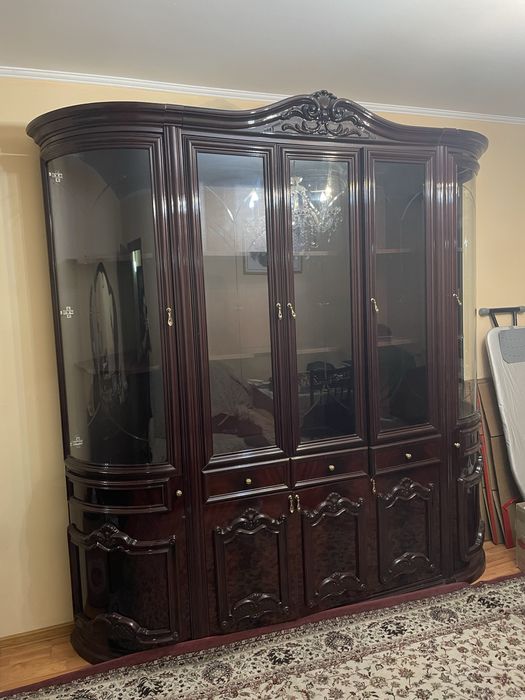 Продается сервант и трюмо