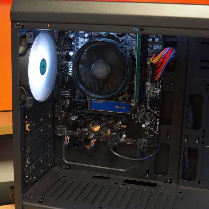Desktop AMD Ryzen 5 3400G 16GB RAM 1TB SSD + AMD Radeon RX Vega 11 2GB, Lumini RGB, Negru, 12 LUNI GARANTIE