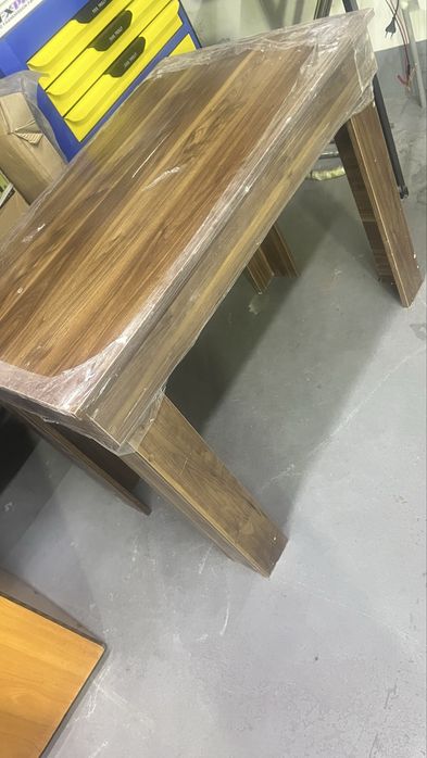 Продается стол,шкаф