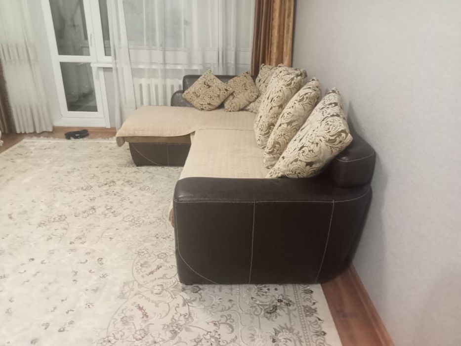 Угловой кожанный диван