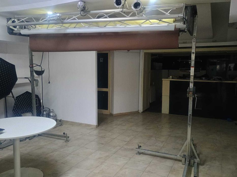 Inchiriez Sistem profesional pentru 10 fundaluri studiou foto pe role + stative Manfroto la 4 m si traversa lumini 3 m