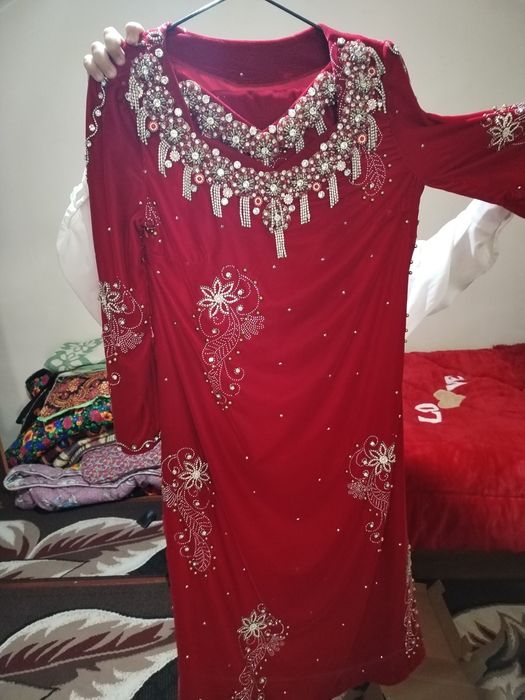 Ko'ylak sotiladi. Yangi. Kelinchaklar uchun.