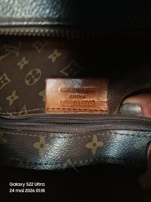 Louis Vuitton Speedy (varianta clasică, cu mâner de mână, fără baretă lungă de umăr).
