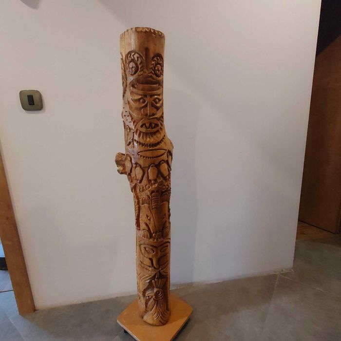Дърворезба тотем на подвижна стойка