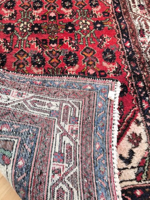 Елегантен ръчно плетен ориенталски килим