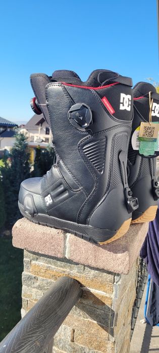 Boots, buti step on snowboard