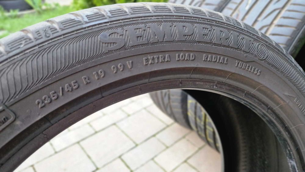 Anvelope vara 235 45 R 19 Semperit.