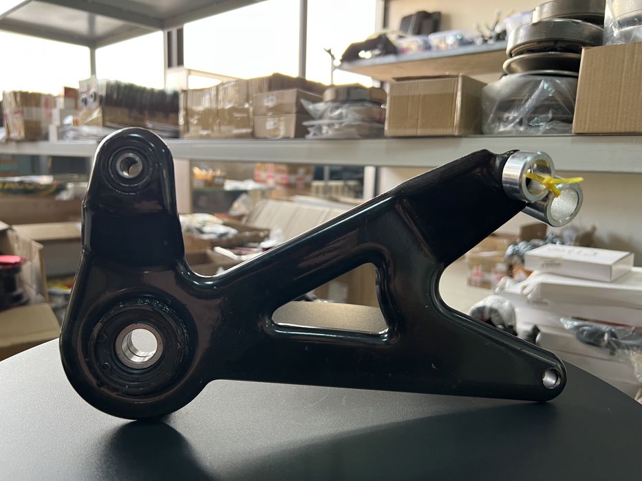 Задняя Траверса на Колесо на Скутер М8-М12. Запчасти Мото.