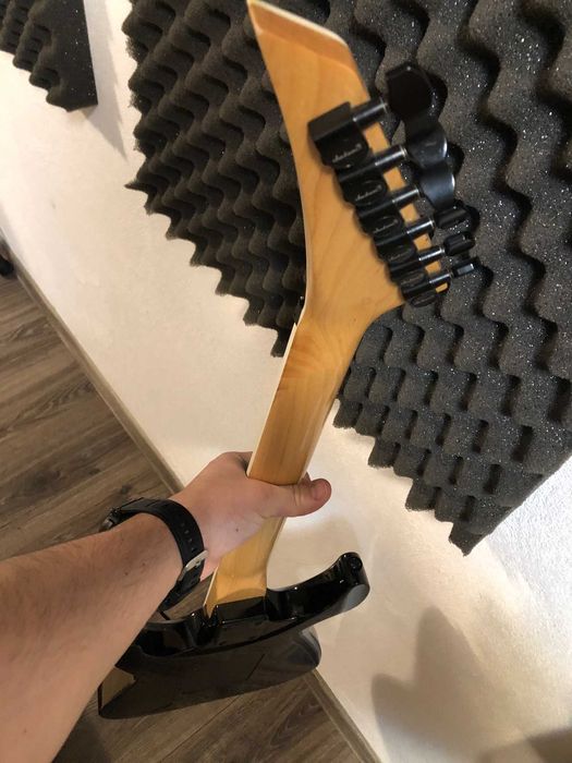 Jackson JS32Q DKA Transparent Black + case spuma (optional)