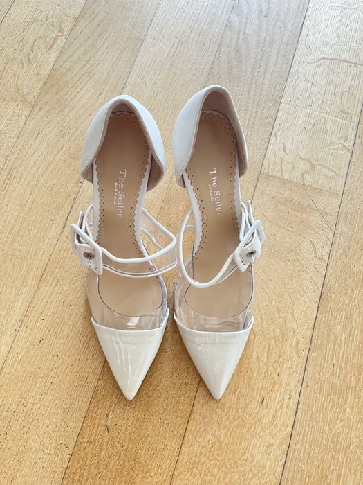 The seller обувки