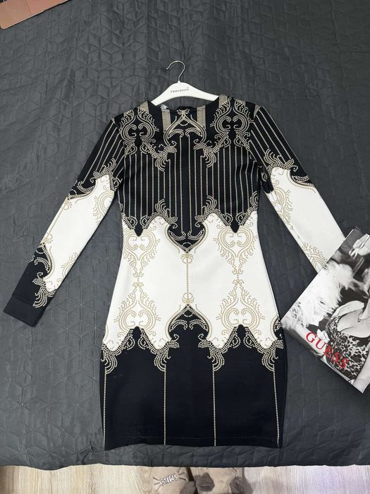 Къса черна рокля