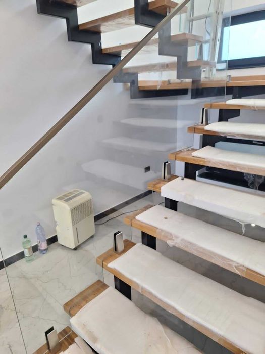 balustrada din sticla securizata prinsa in conectori