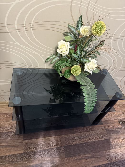 Стеклянный журнальный стол