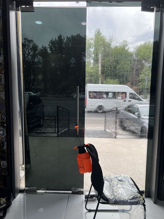 Обклейка, тонировка окон (пластик, алюминий, витраж)