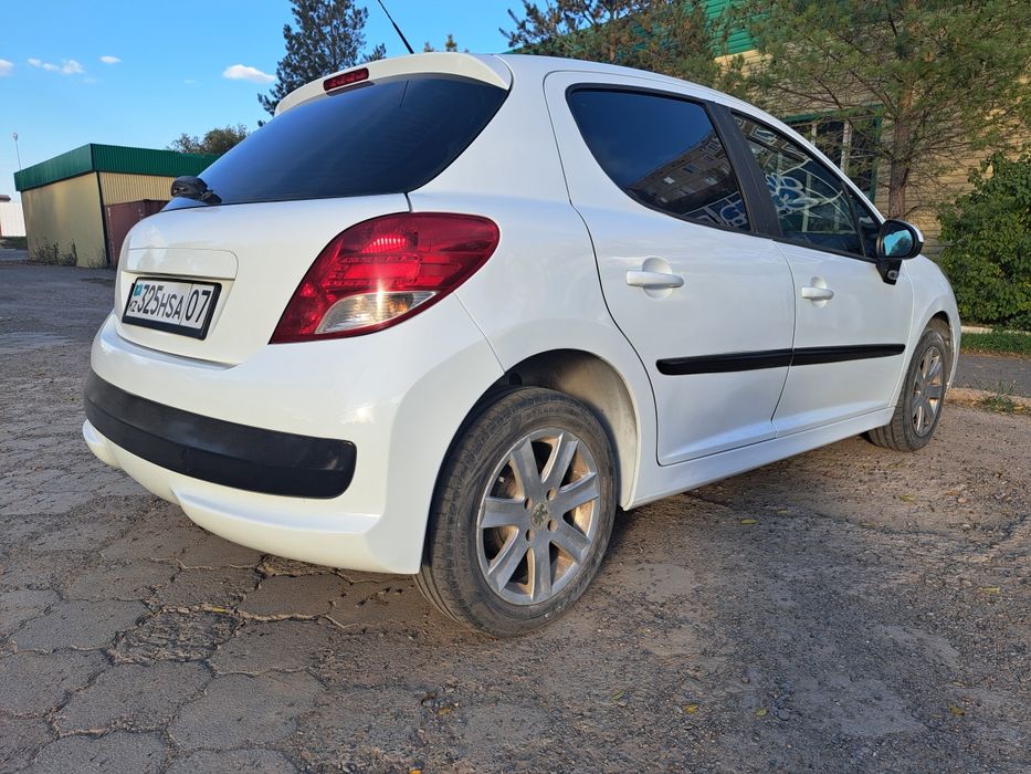 Продам машину Peugeot 207