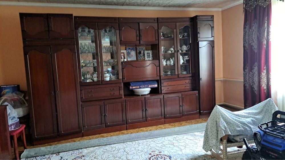 Мебель для зала сервиз стенка комод и часы