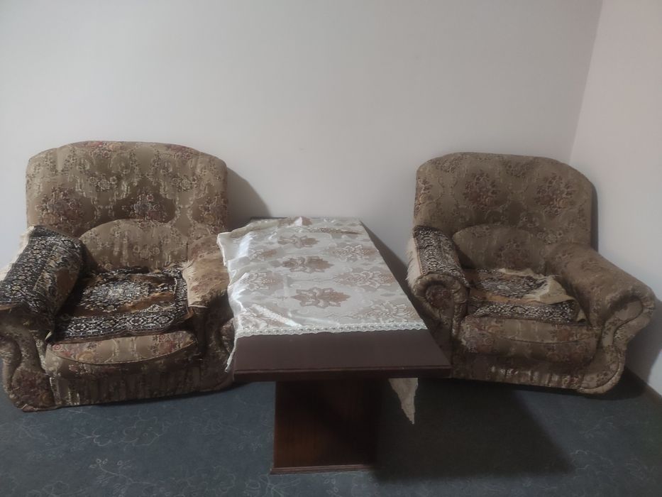 Продается мягкая мебель , диван два кресла и журнальный столик.