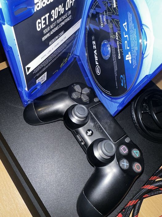 Play Station 4 de 1 TB intretinut bine plus Fifa