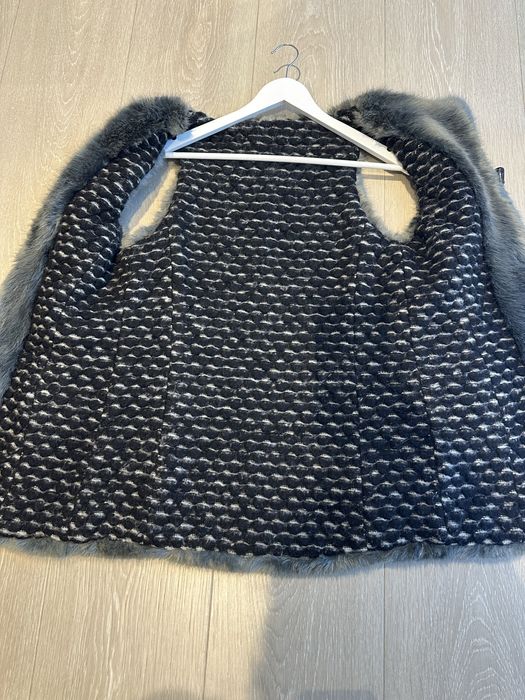 Vesta gri din blana moale, cu interior din lana