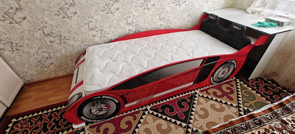 Кровать детская красная