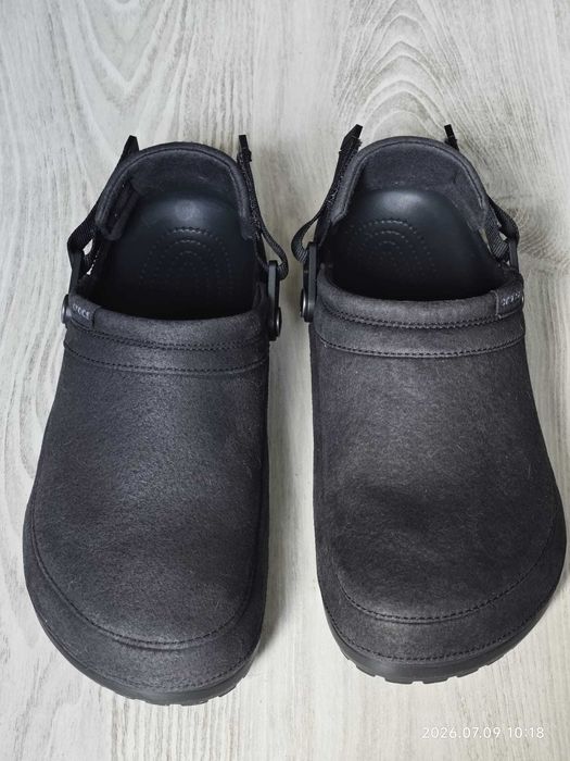 Saboti Crocs Classic Crafted Vegan Suede masura 45