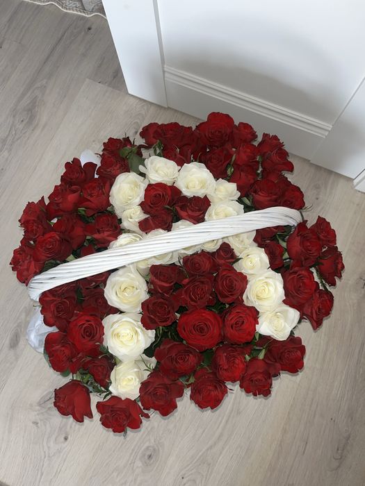 Астана цветы свежие 75 роз