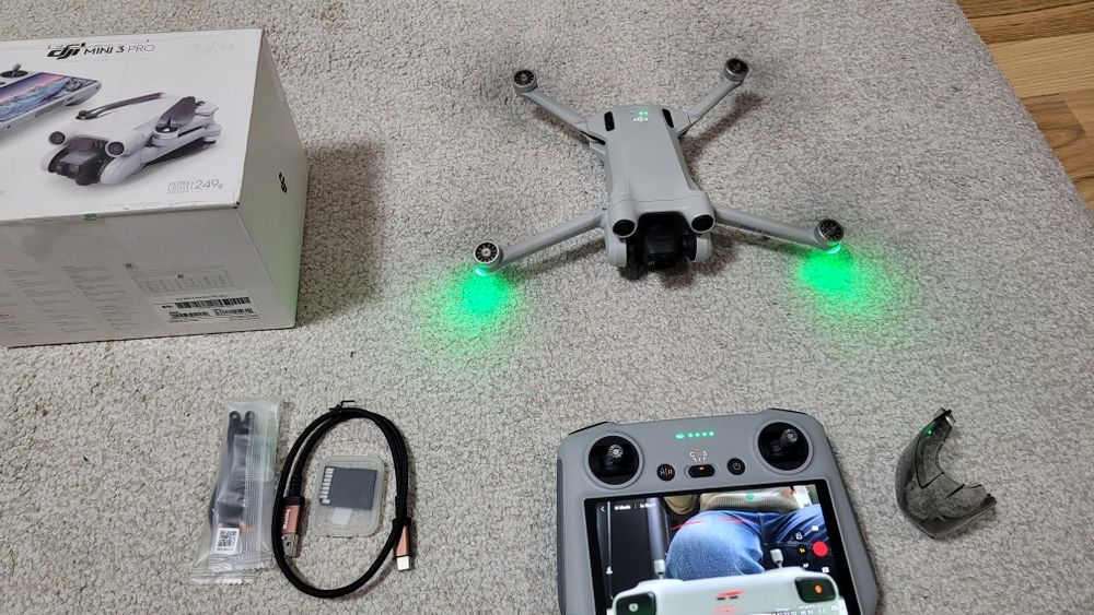 Drona DJI Mini 3 PRO cu telecomanda cu ecran in cutie