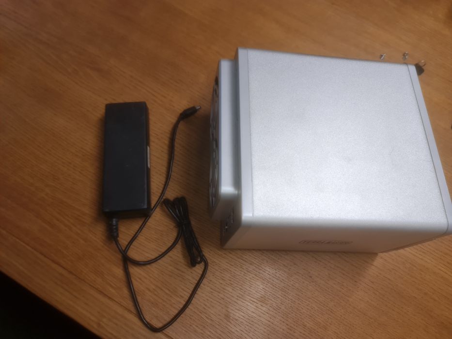 Terramaster F4-220 este un server NAS de 4 bay-uri