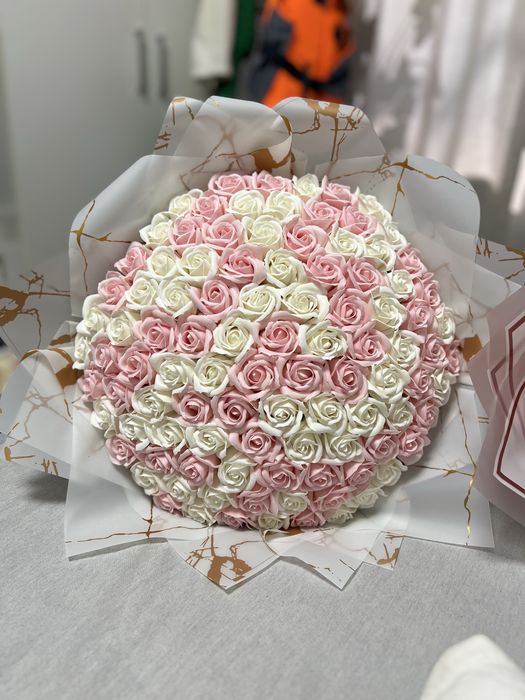 Buchet 101 trandafiri parfumati din sapun